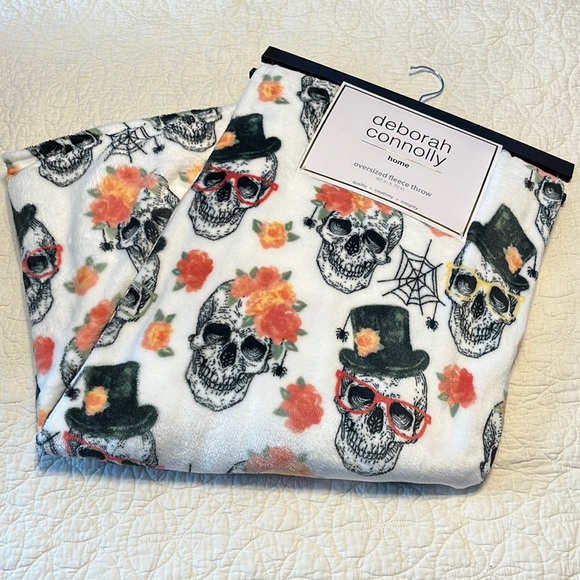 Deborah Connolly Oversized Fleece Throw. Skull Theme. 60x70in. Super soft! NWT! - Picture 1 of 3